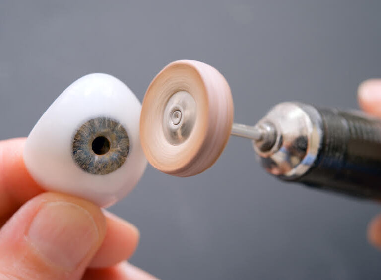 Polishing of an artificial glass eye